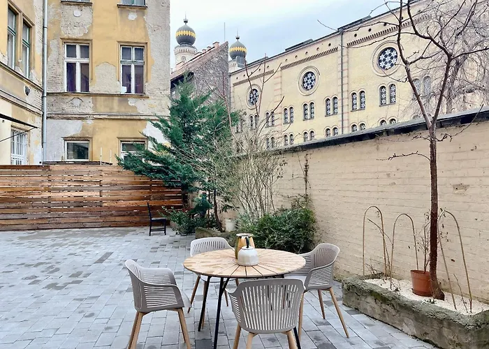 Spacious 5br Retreat For 16 By Dohany Synagogue & Fashion St * Budapest