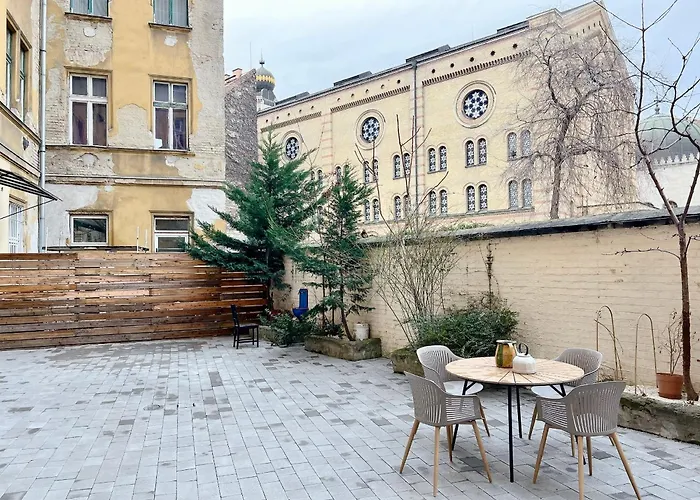 Spacious 5br Retreat For 16 By Dohany Synagogue & Fashion St * Budapest