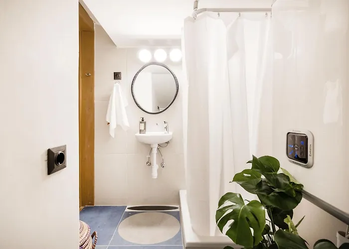 Spacious 5br Retreat For 16 By Dohany Synagogue & Fashion St Apartment Budapest